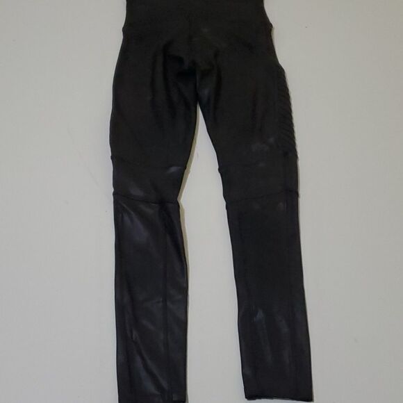 $110 M SPANX like new FAUX LEATHER VERY BLACK MOTO HOT PANTS LEGGINGS MEDIUM - Picture 7 of 8